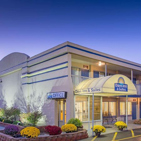 Days Inn & Suites By Wyndham Dayton North Экстерьер фото