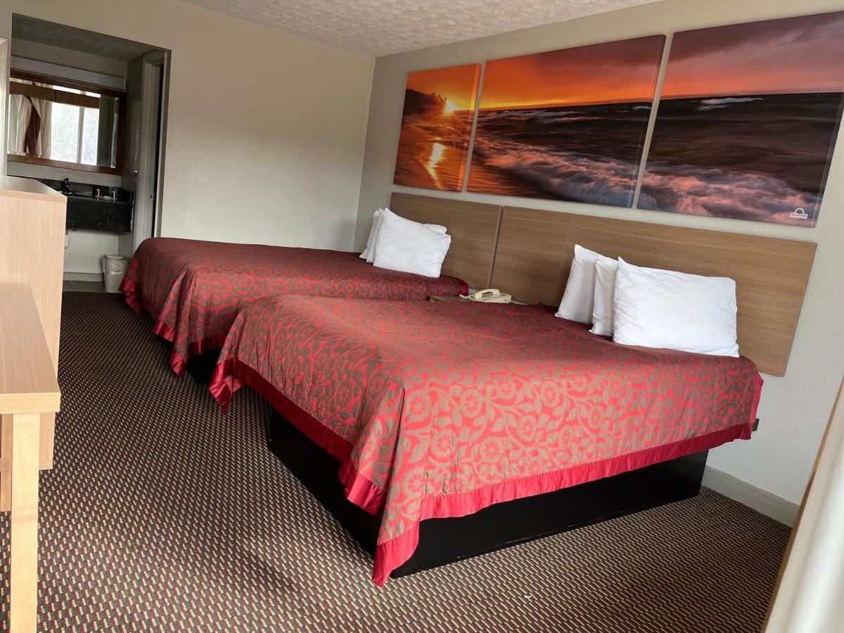Days Inn & Suites By Wyndham Dayton North Экстерьер фото