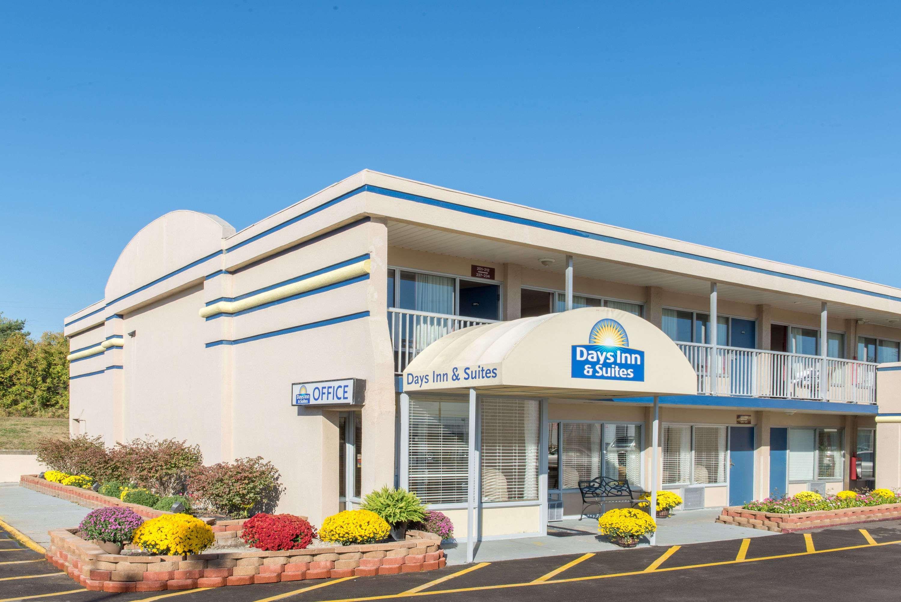 Days Inn & Suites By Wyndham Dayton North Экстерьер фото
