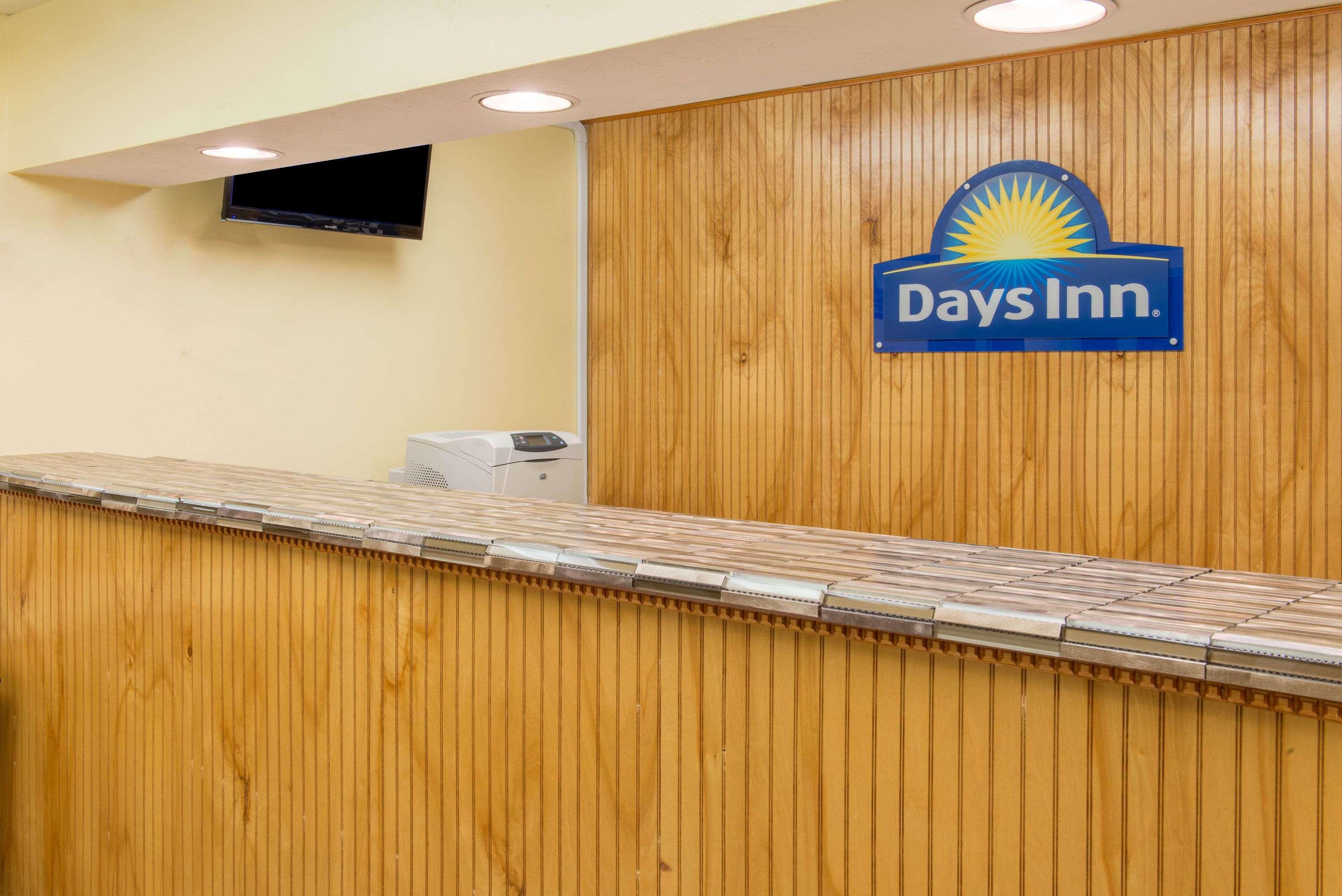 Days Inn & Suites By Wyndham Dayton North Экстерьер фото